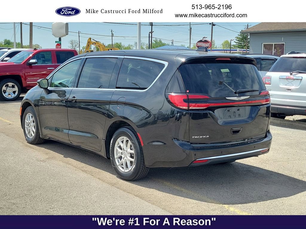 Used 2023 Chrysler Pacifica Touring-L FWD image 3