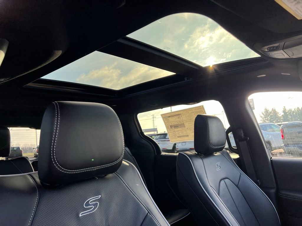 New 2026 Chrysler Pacifica Limited w/ S Appearance Package AWD/4WD image 14