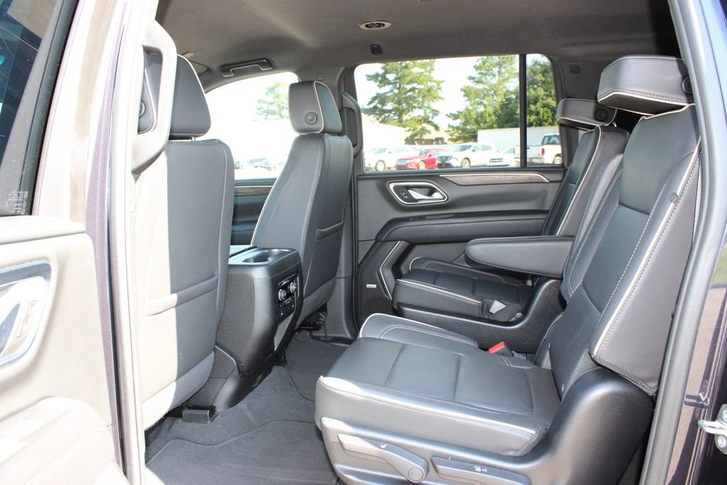 Used 2024 Chevrolet Suburban Premier RWD image 8