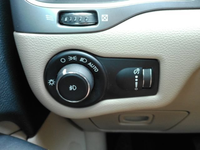 Used 2019 Jeep Cherokee Latitude w/ Popular Appearance Group FWD image 29