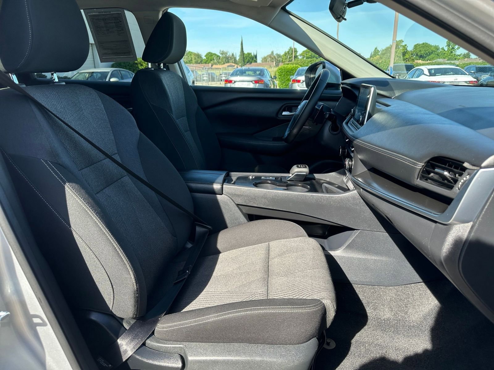 Used 2025 Nissan Rogue SV image 38