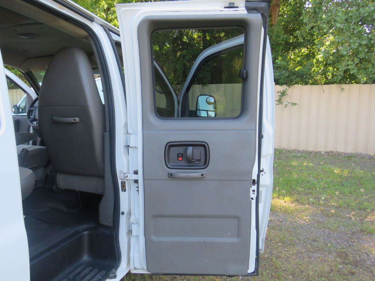Used 2011 Chevrolet Express 3500 LS RWD image 18