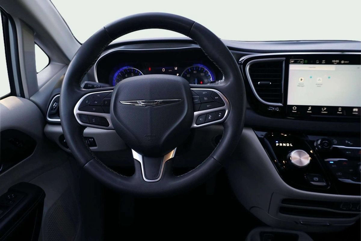 Used 2023 Chrysler Pacifica Touring-L FWD image 27