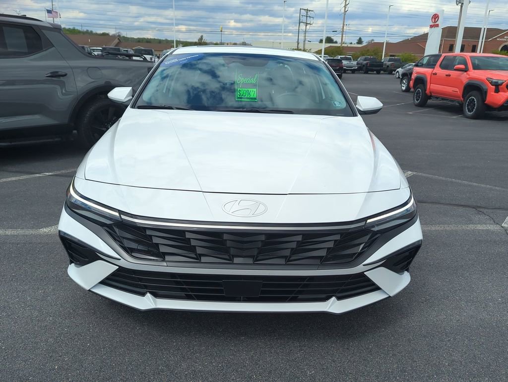 Used 2025 Hyundai Elantra SEL FWD image 3