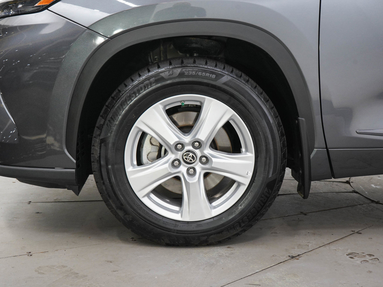 Used 2024 Toyota Highlander LE FWD image 30