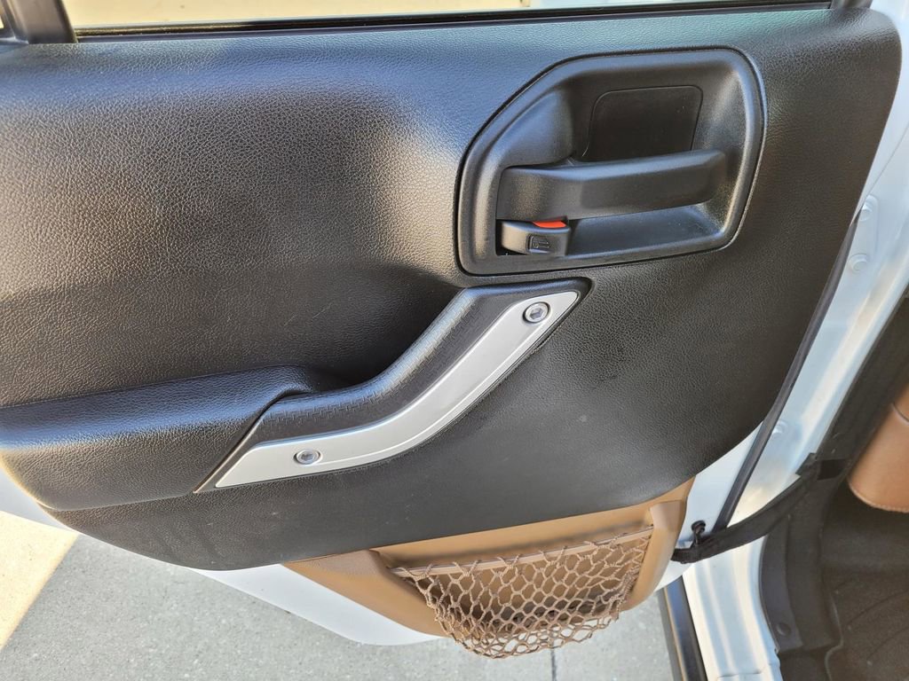 Used 2017 Jeep Wrangler Unlimited Rubicon w/ Connectivity Group image 16