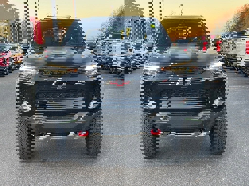 Used 2025 Chevrolet Colorado ZR2 w/ Midnight Edition image 8