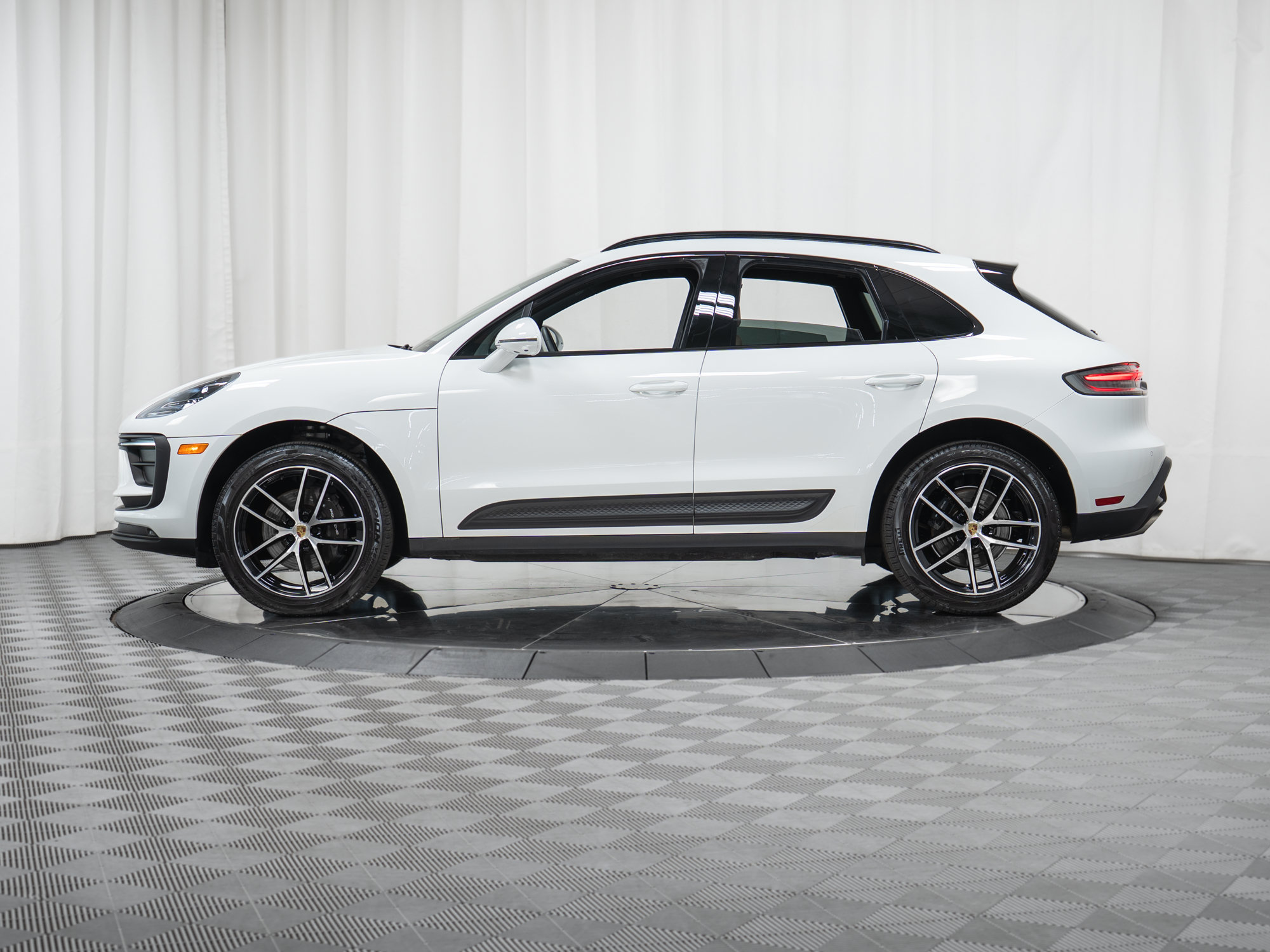 Certified 2022 Porsche Macan AWD/4WD image 29