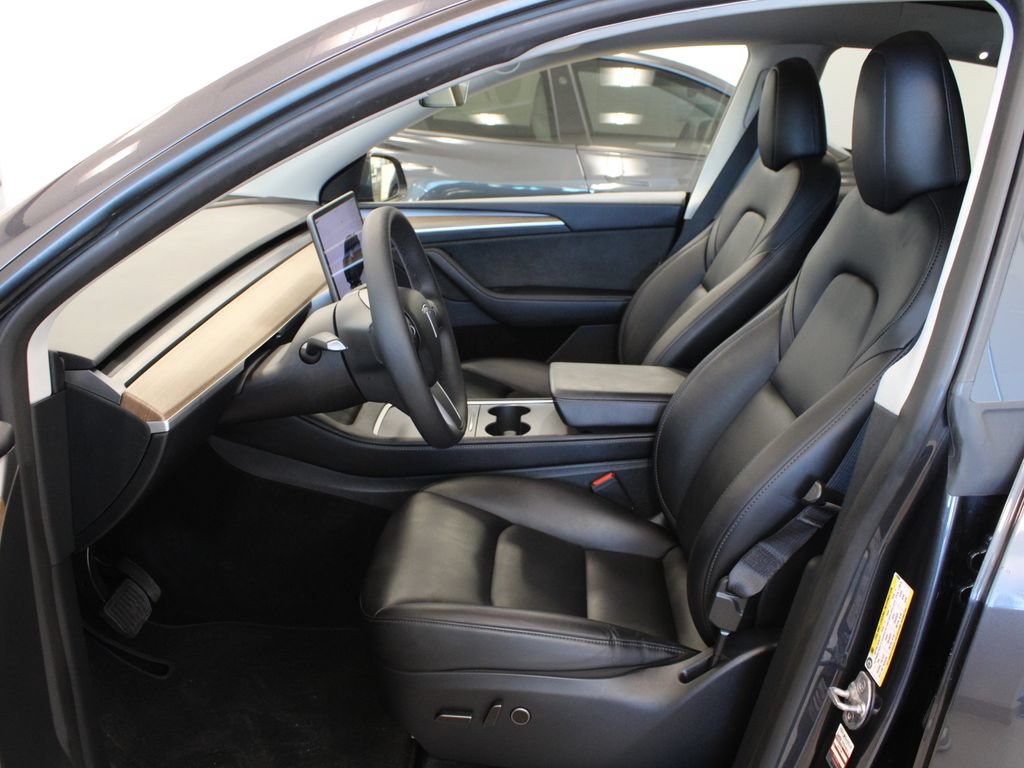 Used 2025 Tesla Model Y Long Range RWD image 10