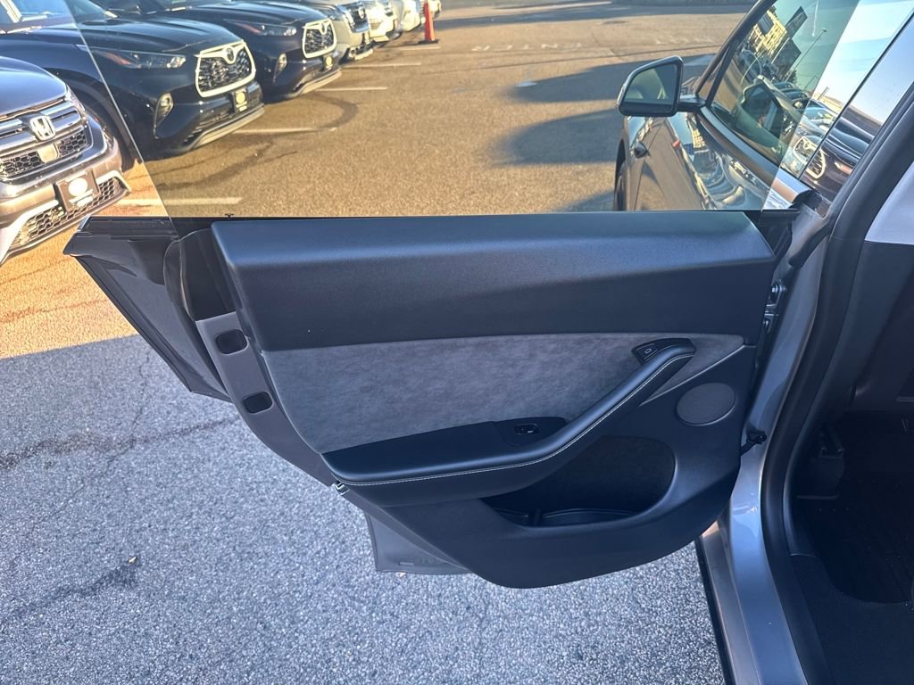 Used 2025 Tesla Model Y Long Range image 40