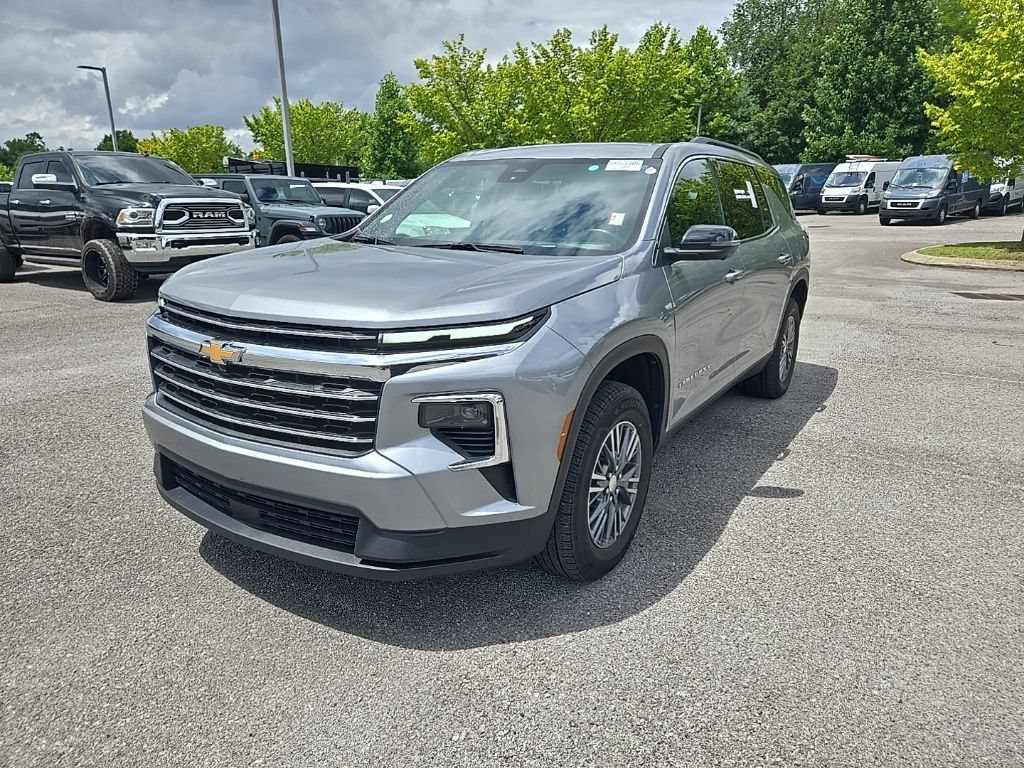 Used 2024 Chevrolet Traverse LT FWD image 3
