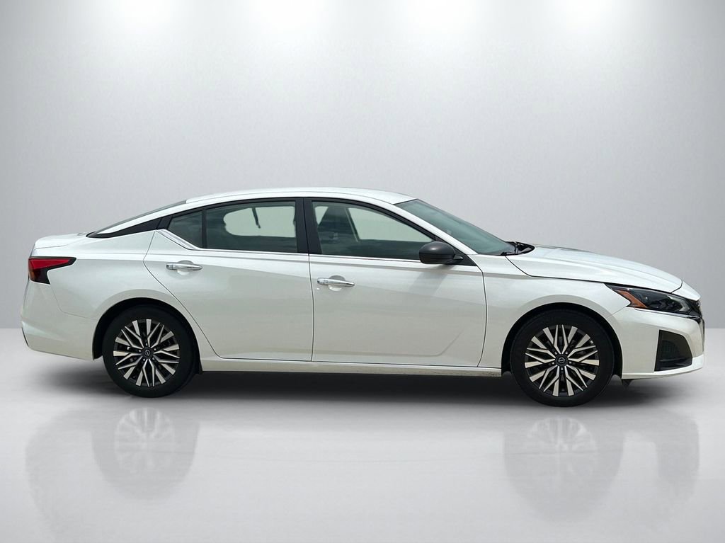 Used 2025 Nissan Altima 2.5 SV FWD image 4
