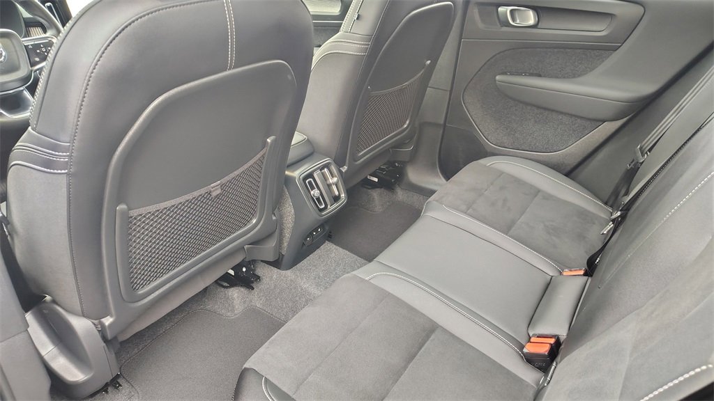Used 2025 Volvo XC40 B5 Plus image 27