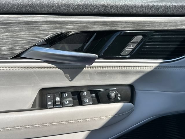 Used 2023 Jeep Wagoneer L Series III w/ Premium Group I AWD/4WD image 13