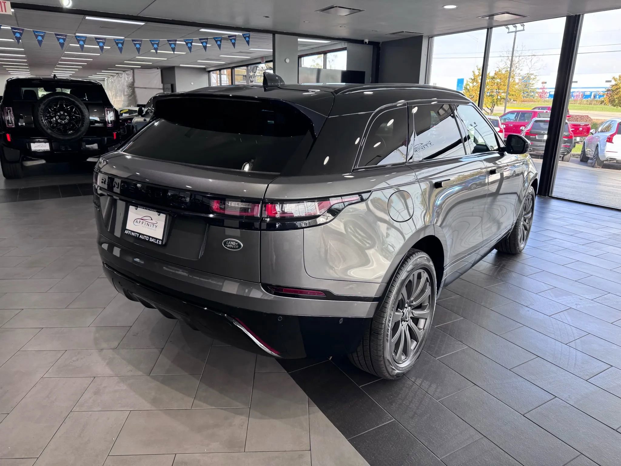 Used 2019 Land Rover Range Rover Velar R-Dynamic SE image 3