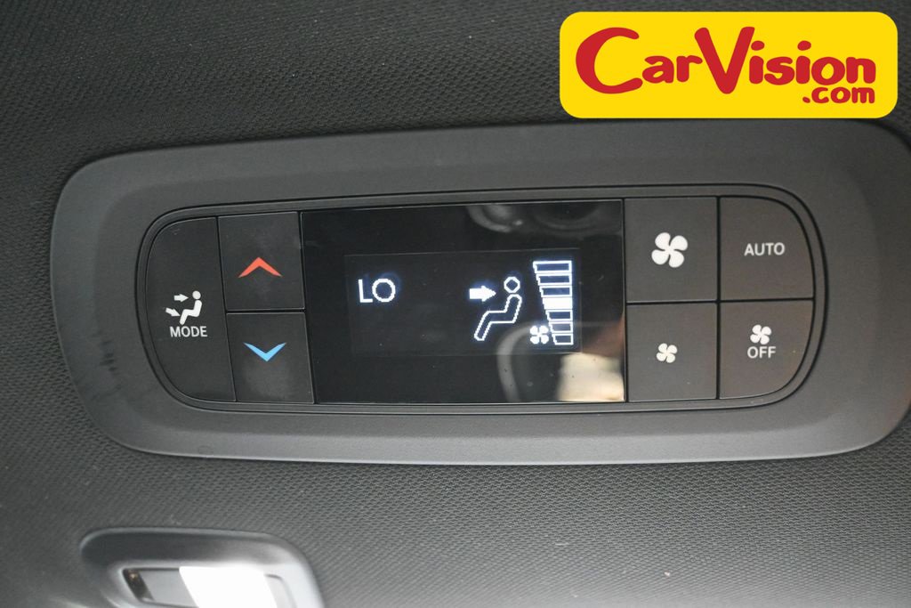 Used 2025 Chrysler Pacifica Limited image 37