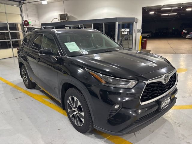 Used 2021 Toyota Highlander XLE image 3