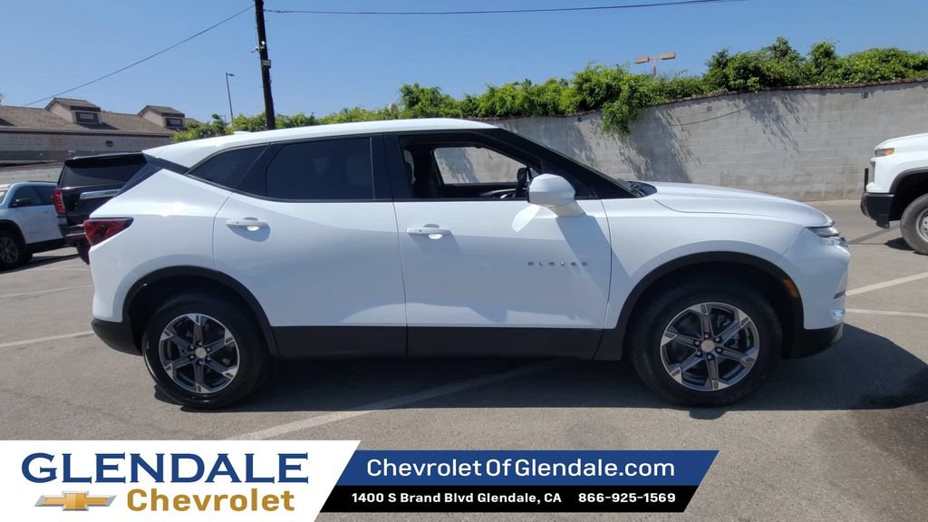 Certified 2025 Chevrolet Blazer LT AWD/4WD image 2