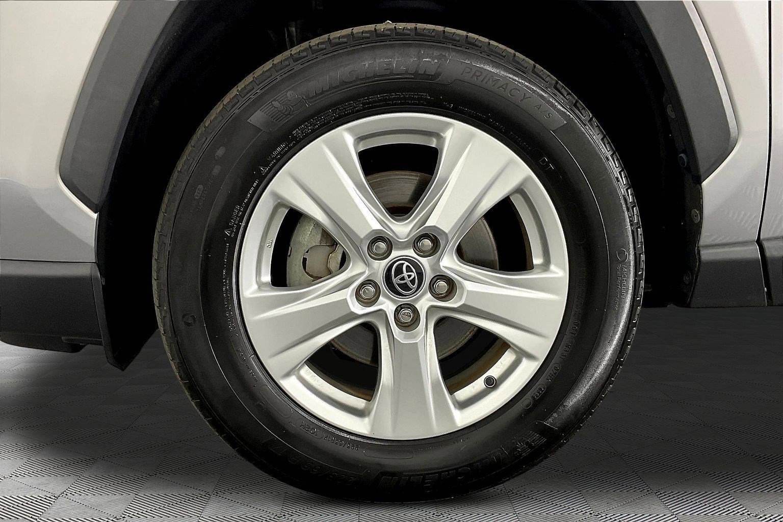 Used 2020 Toyota RAV4 XLE w/ Convenience Package FWD image 34