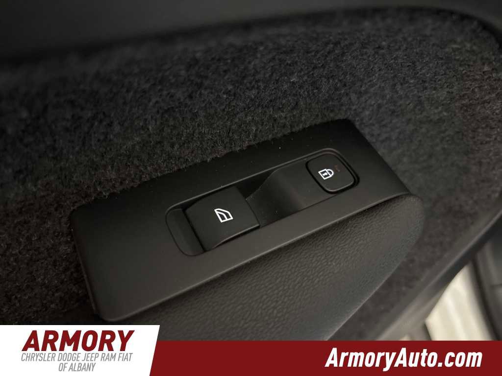 Used 2023 Volvo XC40 B5 Core w/ Convenience Package image 24