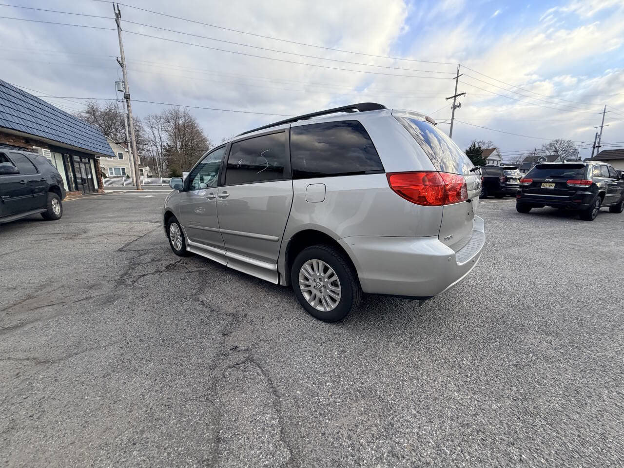 Used 2010 Toyota Sienna XLE Limited image 13