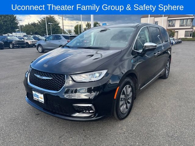 Used 2023 Chrysler Pacifica Limited w/ Uconnect Theater Family Group