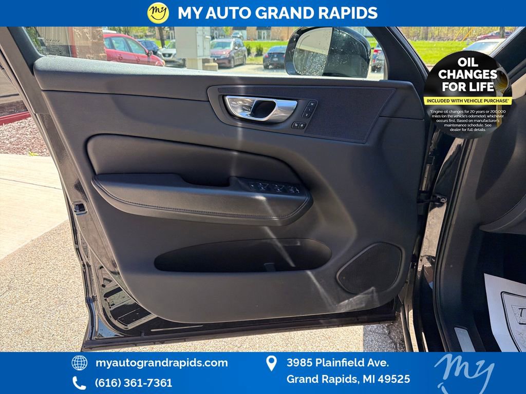 Used 2023 Volvo XC60 B5 Core AWD/4WD image 10