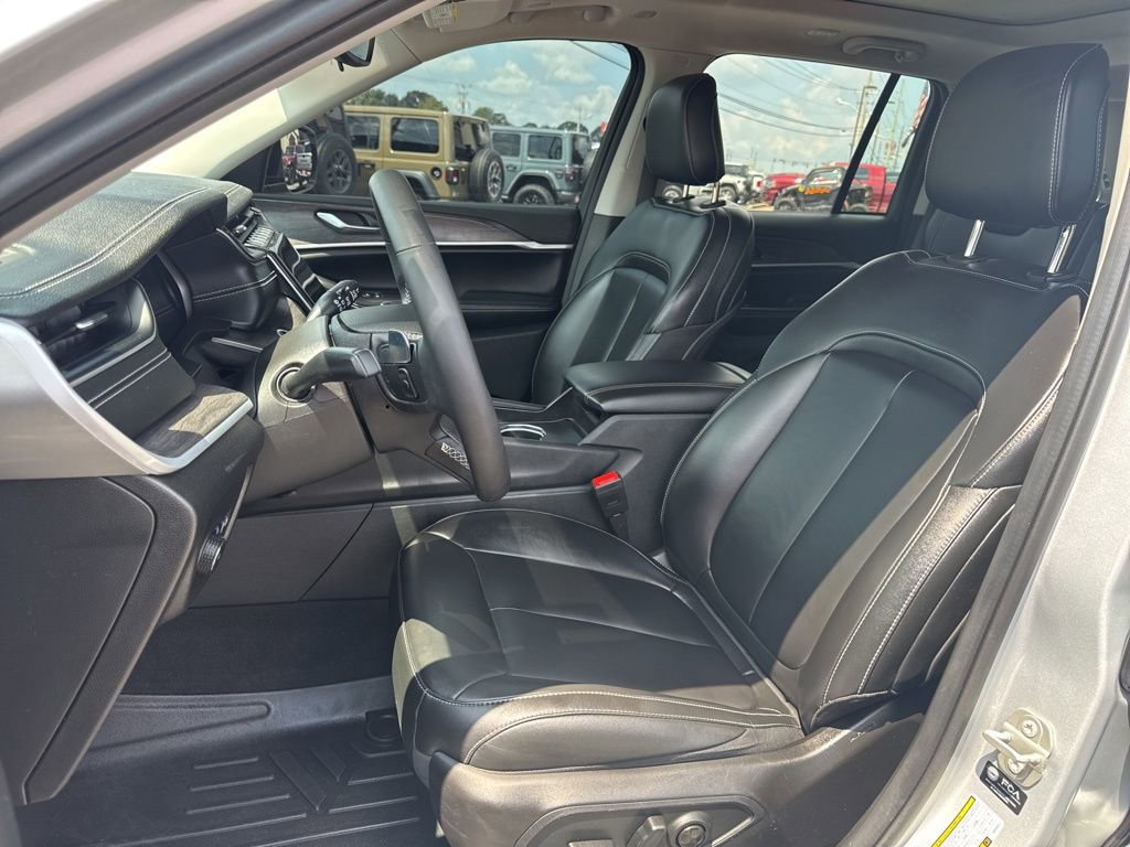 Used 2024 Jeep Grand Cherokee Limited w/ Black Appearance Package image 32