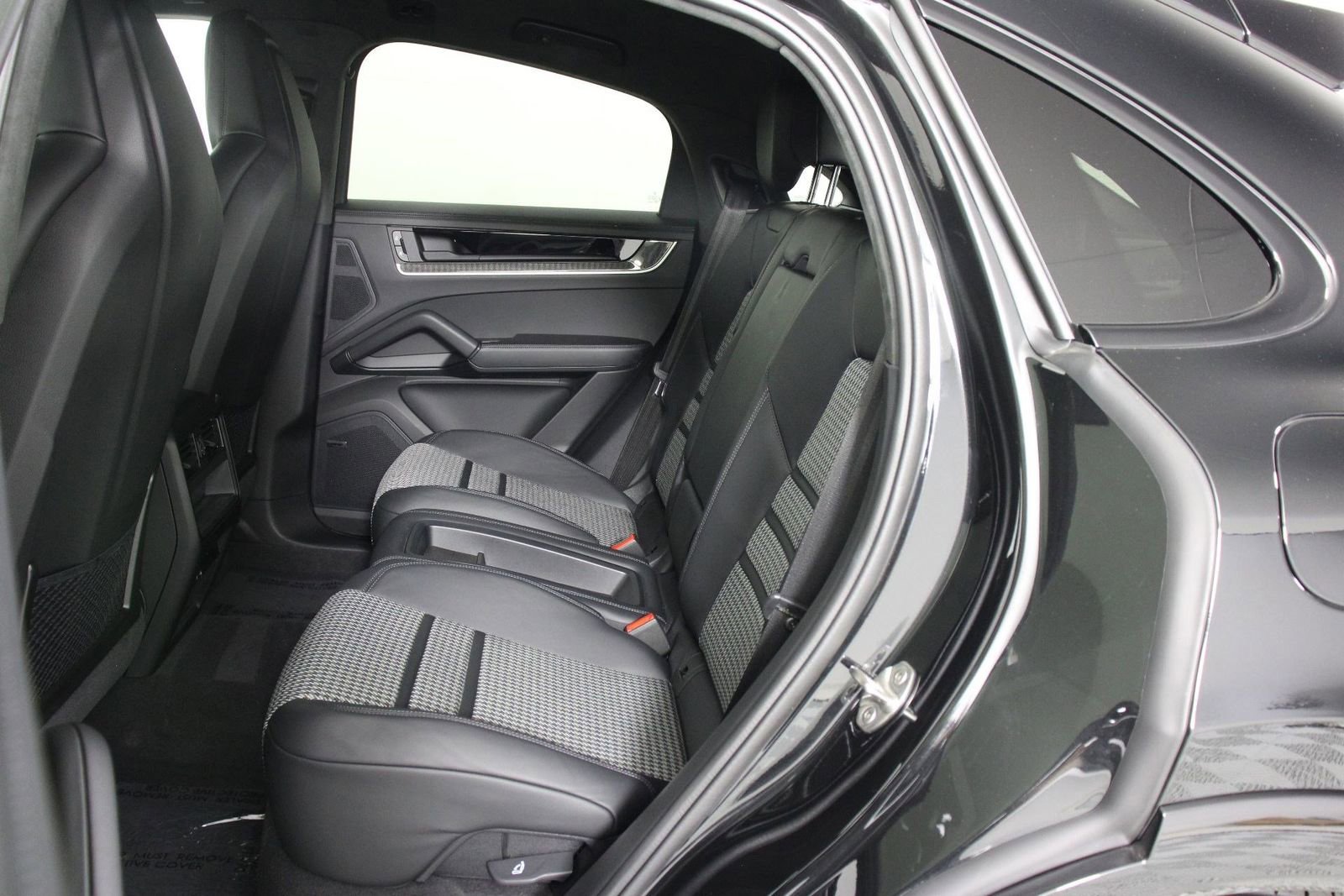 Certified 2025 Porsche Cayenne S image 32