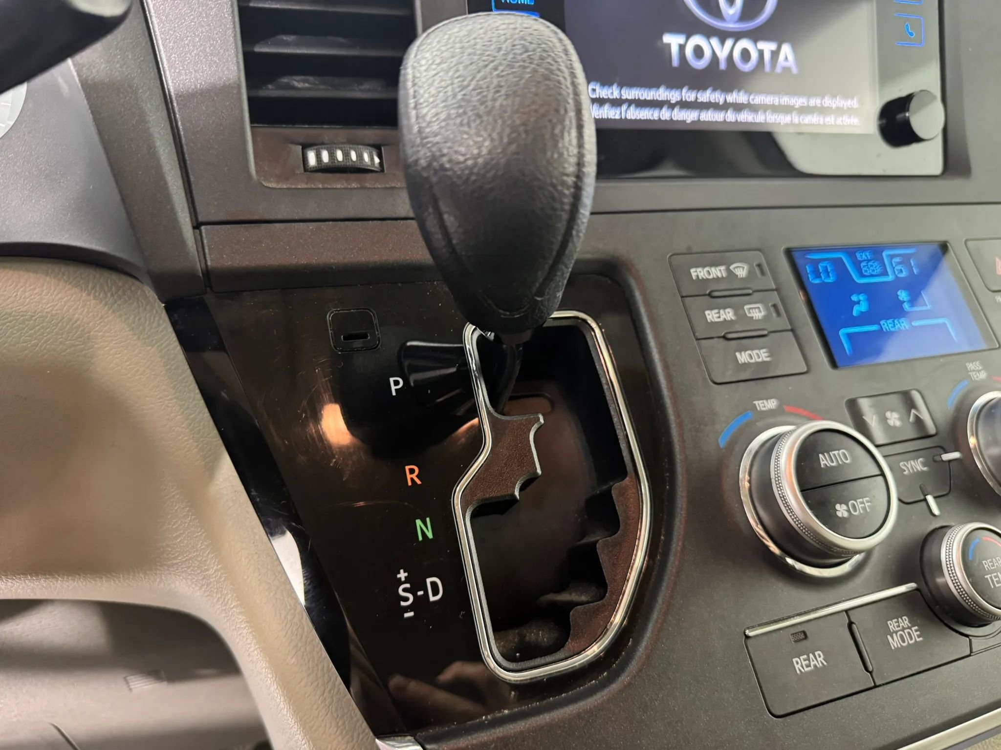 Used 2015 Toyota Sienna LE image 15
