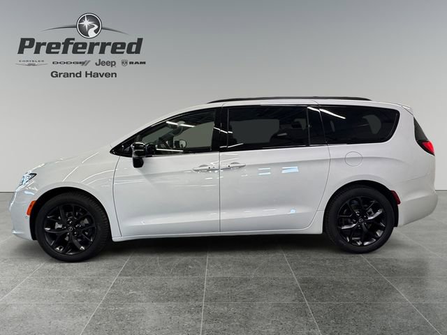 New 2026 Chrysler Pacifica Limited image 2