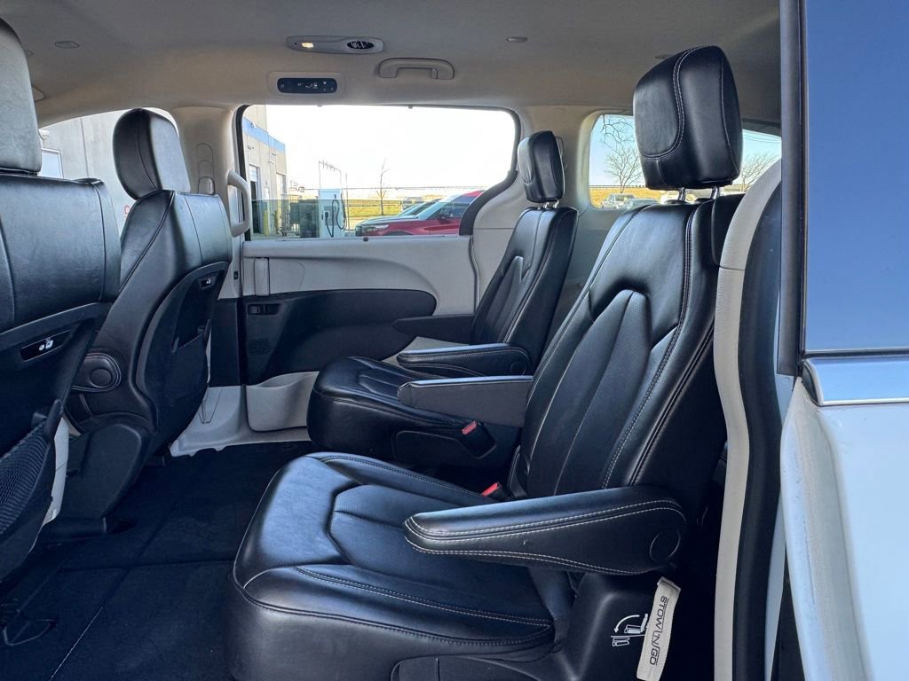 Used 2023 Chrysler Pacifica Touring-L image 27