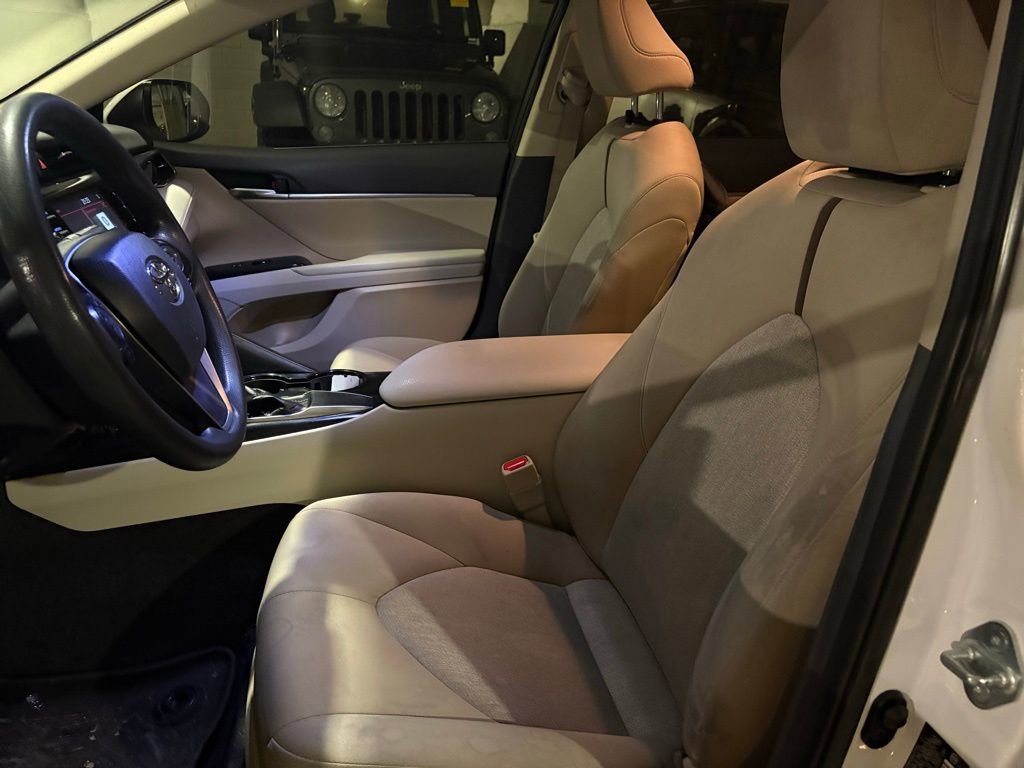 Used 2018 Toyota Camry LE image 12