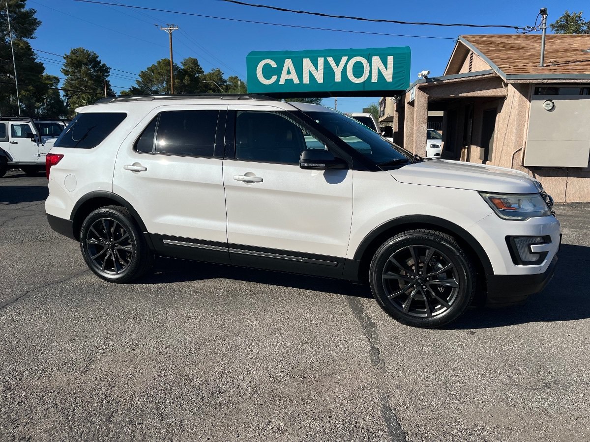 Used 2017 Ford Explorer XLT w/ Equipment Group 202A FWD image 2