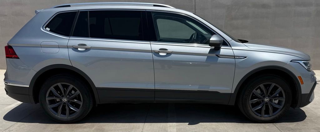 Used 2023 Volkswagen Tiguan SE AWD/4WD image 3