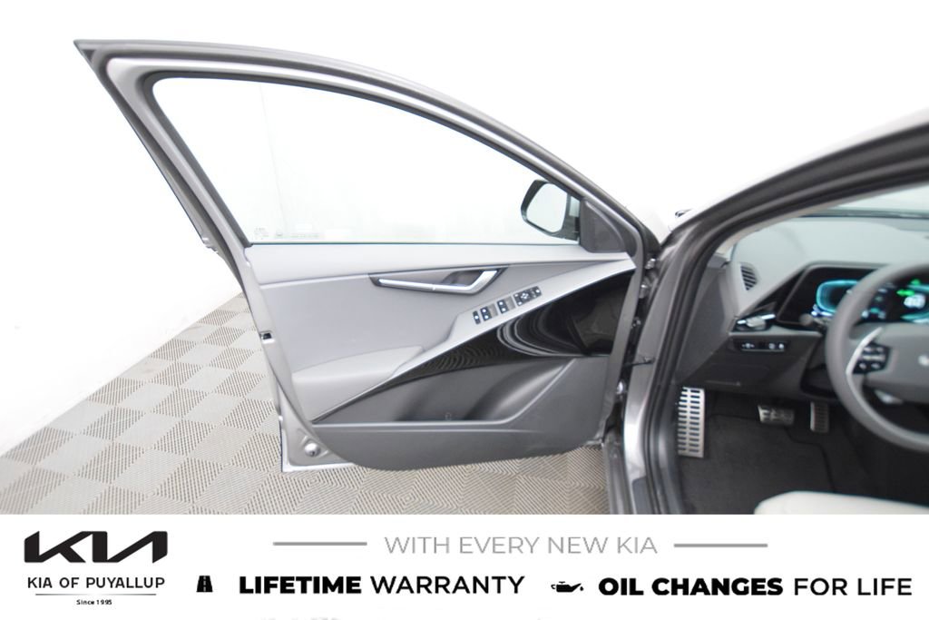 New 2025 Kia Niro EX Touring image 9