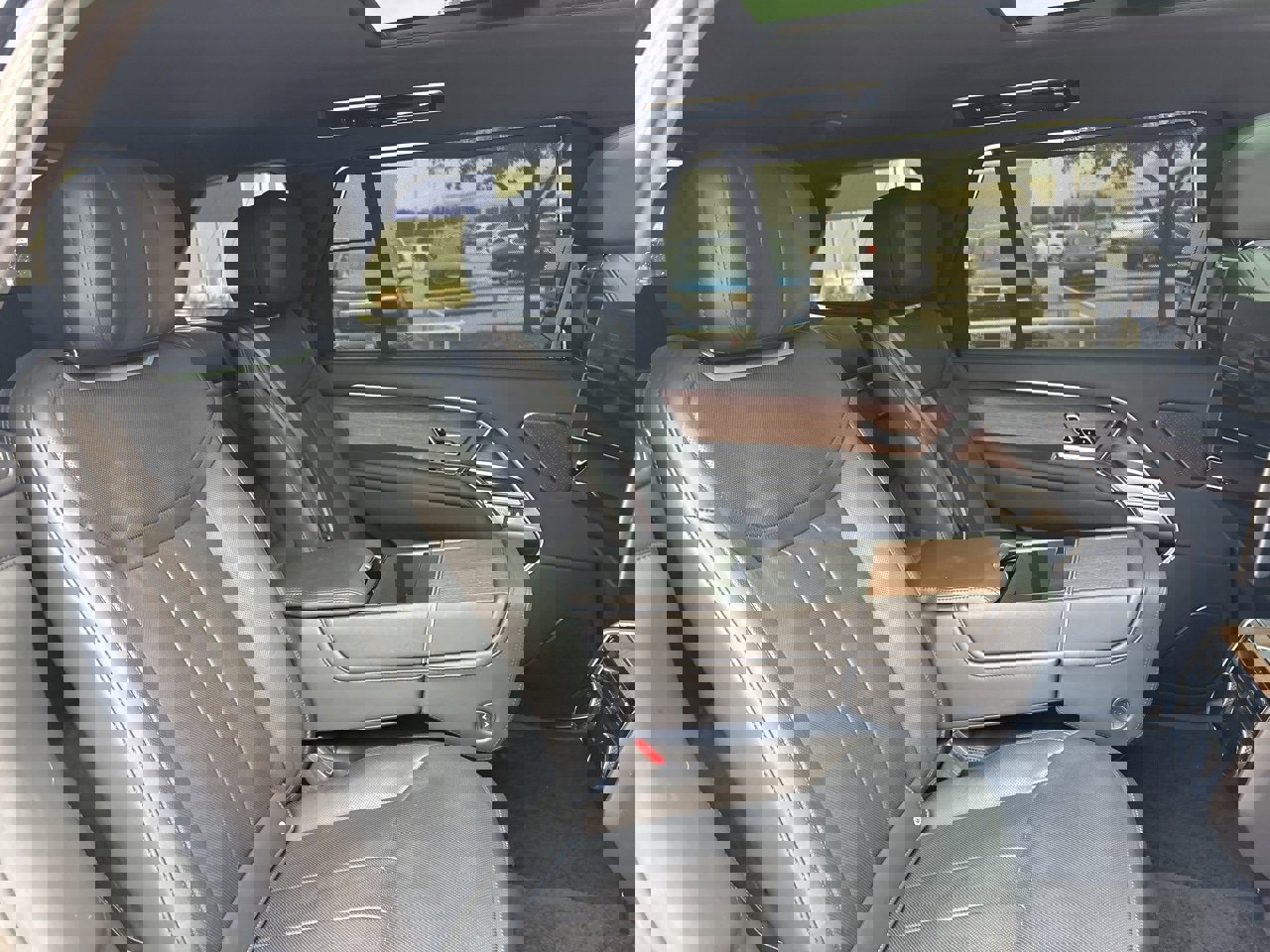 Used 2025 Land Rover Range Rover Long Wheelbase Autobiography image 10