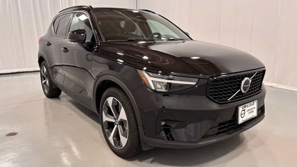 Certified 2025 Volvo XC40 B5 Plus image 7