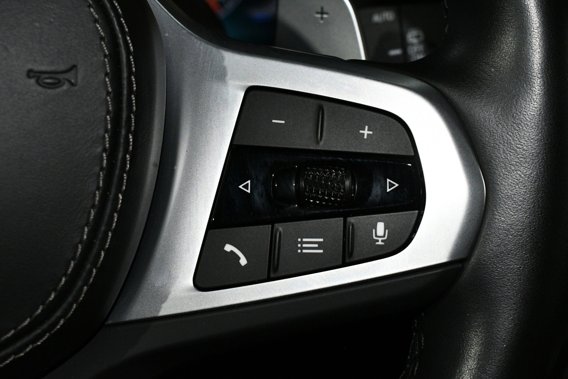 Used 2022 BMW X7 M50i w/ Luxury Seating Package image 32