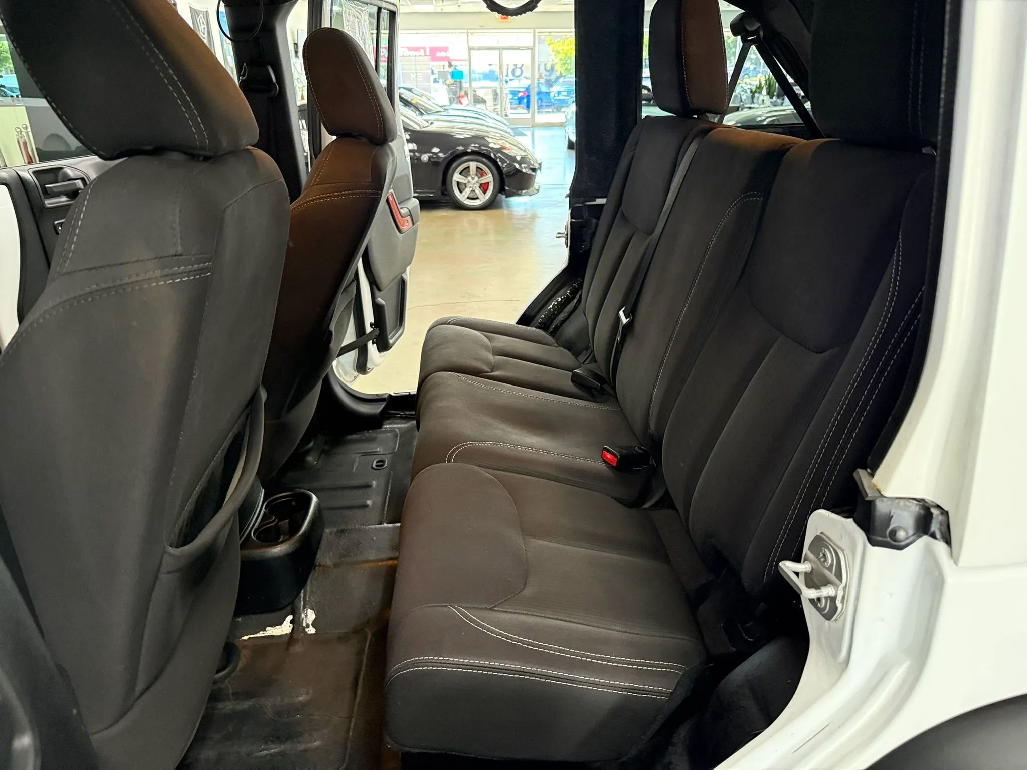 Used 2015 Jeep Wrangler Unlimited Rubicon image 21