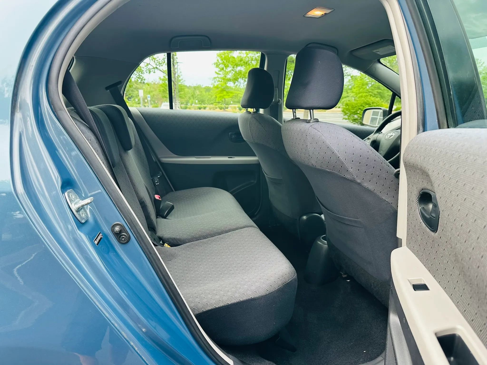 Used 2010 Toyota Yaris 4-Door Hatchback FWD image 13