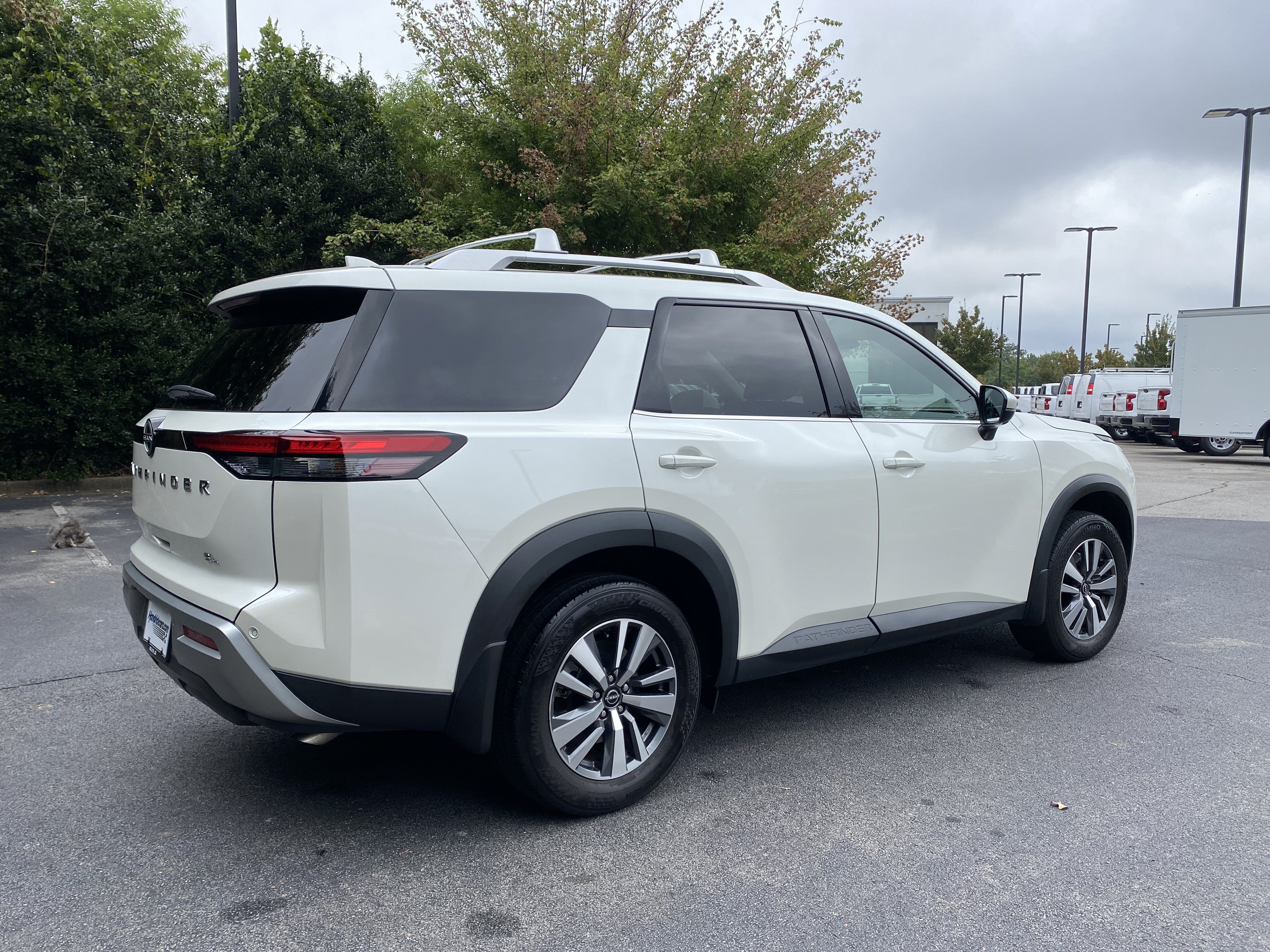 Used 2024 Nissan Pathfinder SL FWD image 9