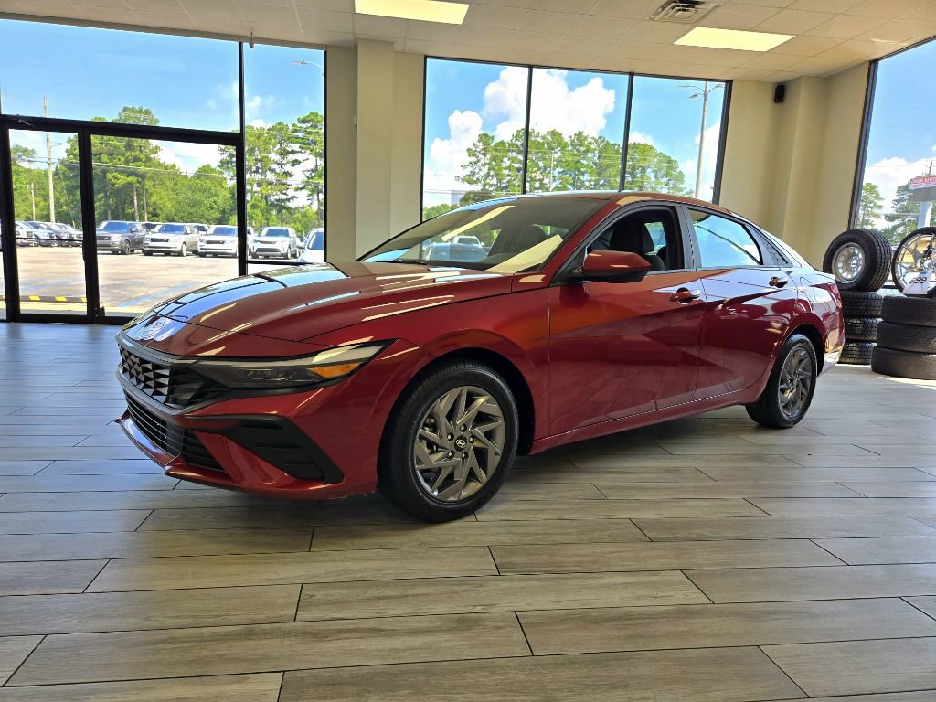 Used 2024 Hyundai Elantra SEL image 3