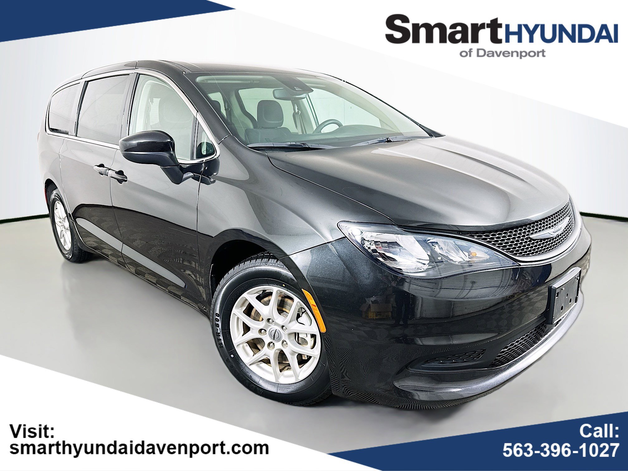 Used 2023 Chrysler Voyager LX image 1