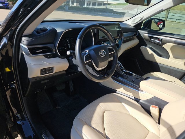 Used 2023 Toyota Highlander Limited image 14