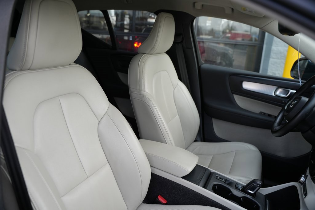 Used 2021 Volvo XC40 T5 Momentum w/ Premium Package image 24