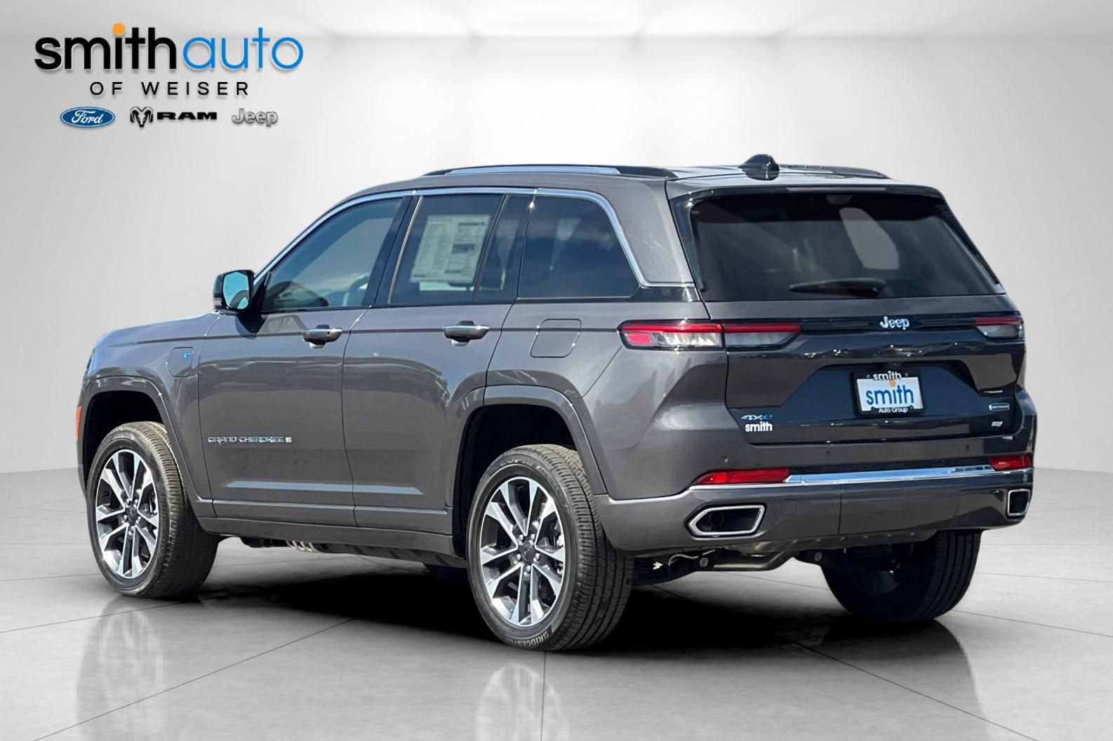 Used 2024 Jeep Grand Cherokee Overland w/ Luxury Tech Group IV AWD/4WD image 7