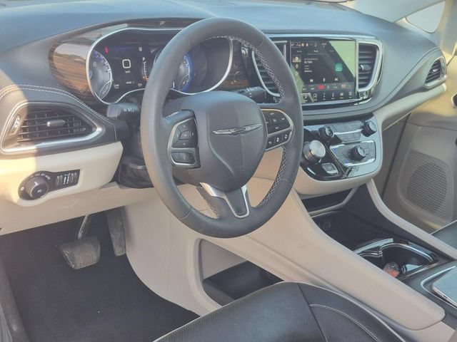 Used 2023 Chrysler Pacifica Limited FWD image 11