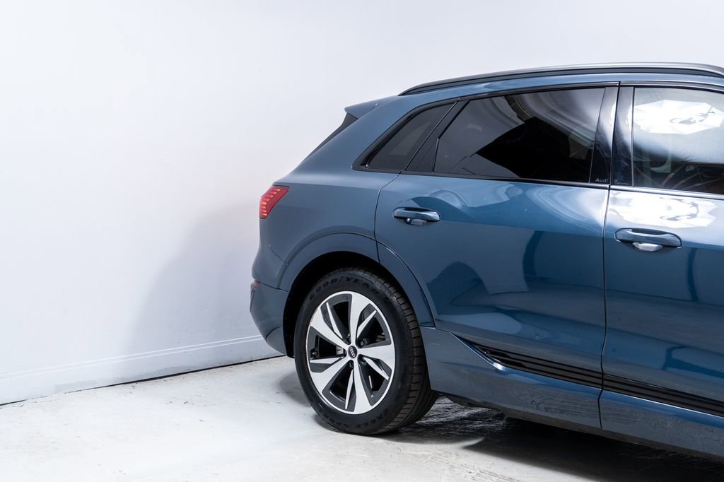 Used 2024 Audi Q8 e-tron Premium image 11