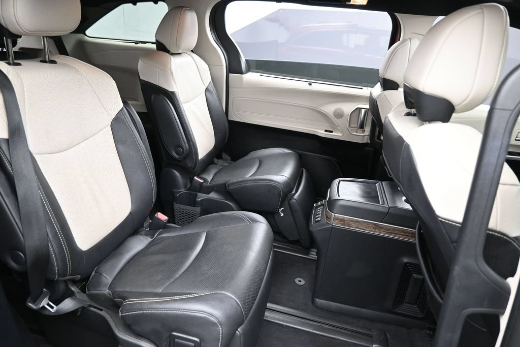 Used 2025 Toyota Sienna Platinum AWD/4WD image 24
